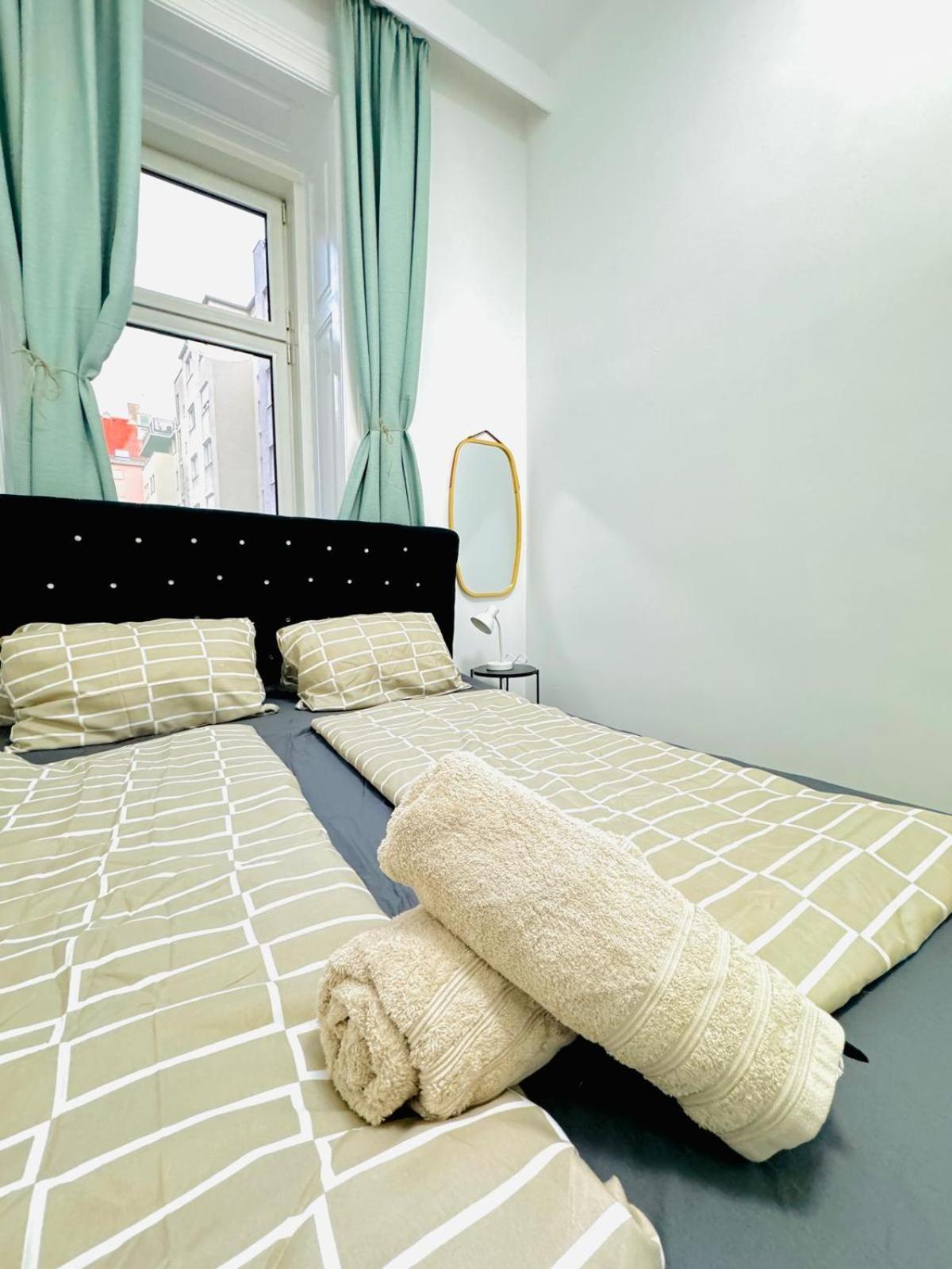 Cozy 9Br Shared Apartment, Only 12Min Walk To Augarten 维也纳 外观 照片