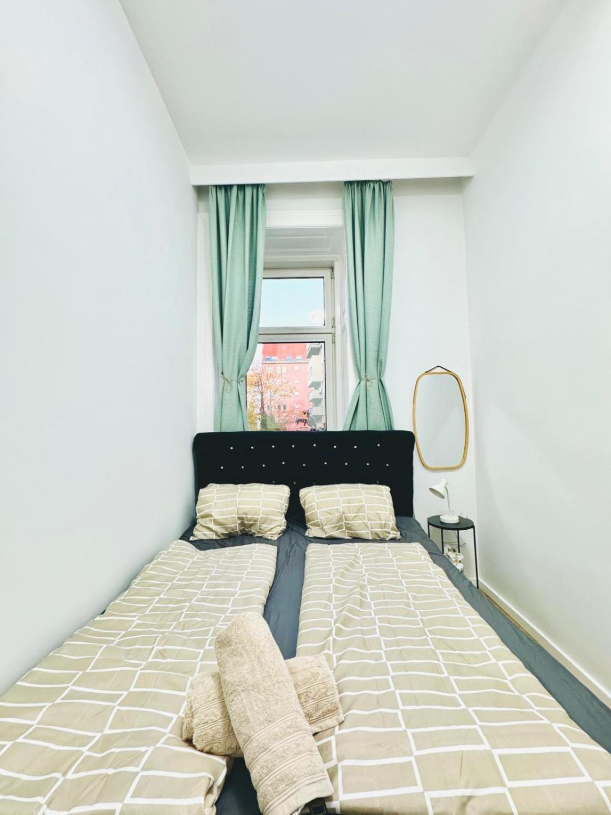 Cozy 9Br Shared Apartment, Only 12Min Walk To Augarten 维也纳 外观 照片